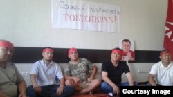 Сторонники и родственники оппозиционных политиков Омурбека Текебаева и Дуйшенкула Чотонова объявили о голодовке.