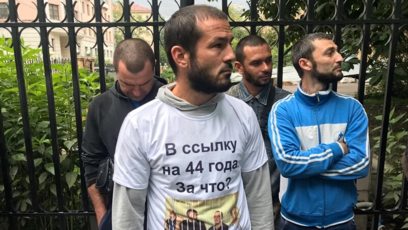 «Будет им по полной программе». Суд оставил в силе штрафы крымским татарам за акцию в Москве 