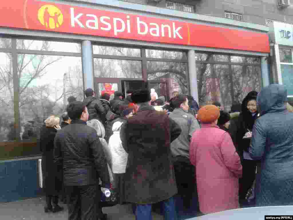 В феврале в Казахстане распространились слухи о якобы скором банкротстве "Альянс банка", Kaspi Bank и Банка "ЦентрКредит". Вкладчики ринулись в банки, чтобы снять средства с депозитов. Банки не досчитались в итоге десятков миллиардов тенге. По обвинению в распространении слухов, спровоцировавших панику, к ответственности был привлечен казахстанец Дархан Сабденов - как сообщалось, он был арестован на 20 дней, его имущество конфисковали. После слухов о банкротстве банков в Казахстане ужесточили ответственность за "распространение заведомо ложной информации".