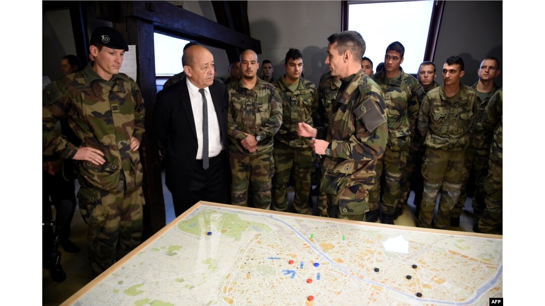 Ministar odbrane Francuske, Jean-Yves Le Drian sa vojnicima