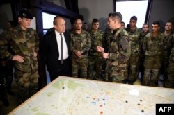 Ministar odbrane Francuske, Jean-Yves Le Drian sa vojnicima