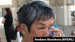 Жоламан Нұркенова, үйдің төбесінен секіріп қайтыс болған Марат Нұркеновтің анасы. Астана, 26 шілде 2011 жыл.