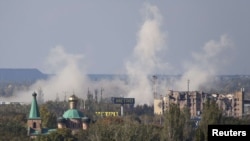 Окутанная дымом после обстрелов территория аэропорта в Донецке
