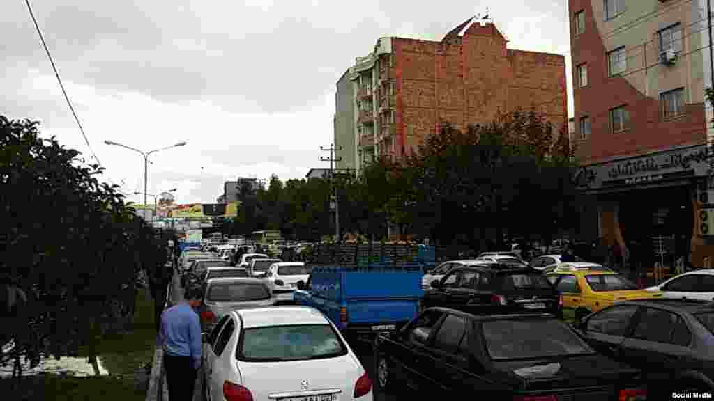 راه&zwnj;بندان خیابانی در ساری در اعتراض به افزایش قیمت بنزین