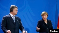 Президент України Петро Порошенко та канцлер Німеччини Анґела Меркель на прес-конференції у Берліні, 1 лютого 2016 року