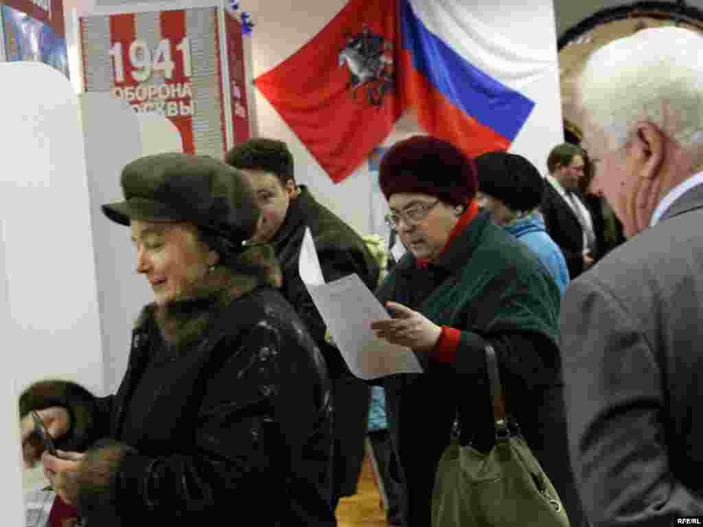 Очередь в кабинку для голосования. Выборы в Госдуму 2 декабря 2007 года. Москва