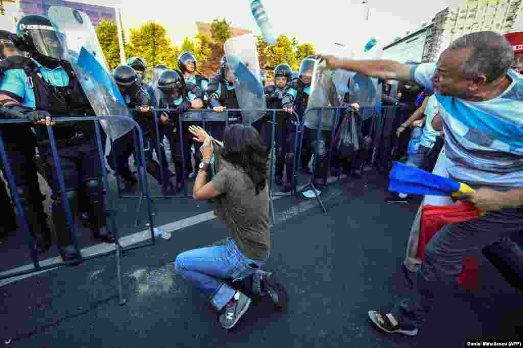 În fața unei mulțimi neagresive, forțele jandarmeriei încep să dea cu gaze lacrimogene și spray-uri cu piper. Un protestatar în genunchi își folosește tricoul pe post de mască după un astfel de episod.&nbsp;