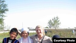 Uzbekistan - Rights activist Elena Urlaeva with cotton-picking children in Djizzakh.