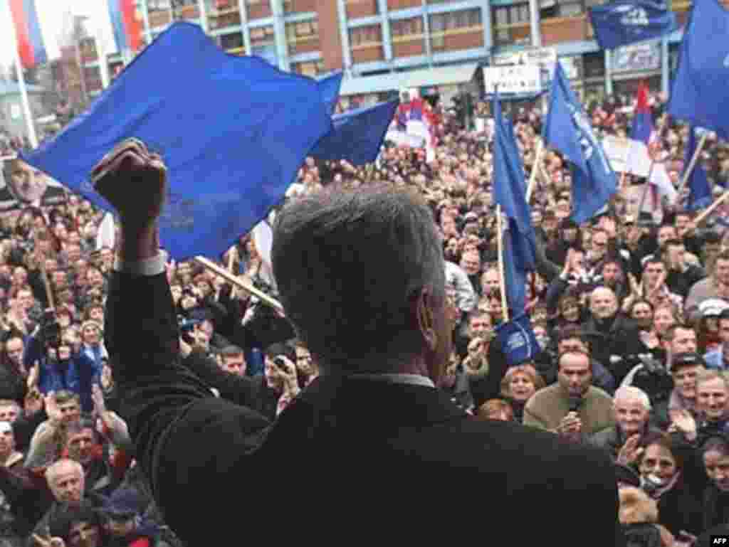 SERBIA, Mitrovica : Presidential candidate and acting leader of the ultranationalist Serbian Radical Party (SRS) Tomislav Nikolic greats his supporters during a pre-election rally in the ethnically divided Kosovo town of Mitrovica, 15 January 2008