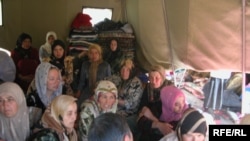 Анжияндагы окуялардан кийин качкындар биринчи кезекте Кыргызстандын Сузак районундагы лагерде башпаанектешкен.
