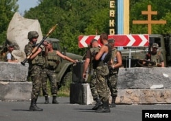 Українські військовослужбовці стоять на варті недалеко від міста Амвросіївка в Донецькій області, 5 червня 2014 року