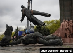 Під час демонтажу радянської скульптури, яка символізувала «возз’єднання України та Росії». Київ, 26 квітня 2022 року