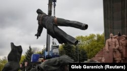 У Києві 26 квітня демонтували скульптуру, яка символізувала «возз'єднання України і Росії». Фото ілюстративне 