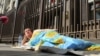 Бездомный выпускник детского дома устроил перформанс у Госдумы 
