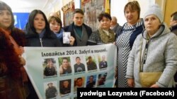 Родини зниклих безвісти воїнів (у центрі – народний депутат Надія Савченко)