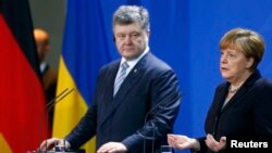 Канцлер Німеччини Ангела Меркель і президент України Петро Порошенко на прес-конференції в Берліні, 1 лютого 2016 року