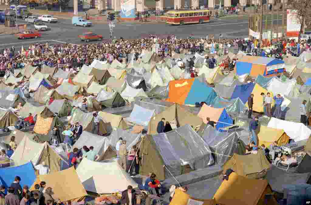 Студенти оголосили політичне голодування, утворивши наметове містечко в центрі Києва на тодішній площі Жовтневої революції (нині майдан Незалежності)