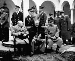 Уинстон Черчилль, Франклин Рузвельт и Иосиф Сталин (сидят, слева направо) на Ялтинской конференции