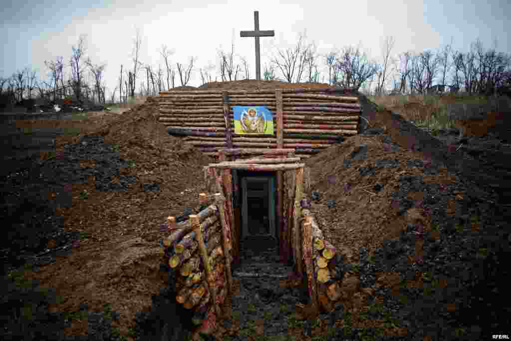 Капличка, що побудована самими військовими, дозволяє їм на хвильку відволіктися від бойових дій та помолитися