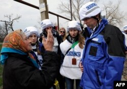 A local resident speaks to Alexander Hug (right), deputy chief monitor of the OSCE Special Monitoring Mission to Ukraine, in Shyrokyne in April 2015.