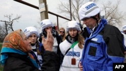 Співробітники місії ОБСЄ працюють у Широкиному, квітень 2015 року