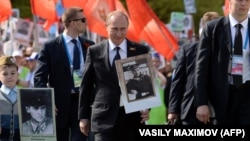 Владимир Путин во время акции «Бессмертный полк». Москва, 9 мая 2015 года. 