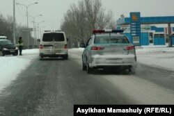 Эскорт машин, который увозит Ержана Утембаева к месту содержания в Алматы. Каскелен, 31 января 2014 года.