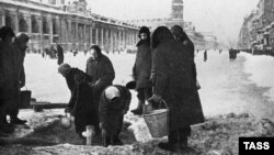 Жители Ленинграда запасаются водой из разрушенной водопроводной трубы на Невском проспекте