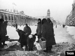 Очередь за водой в блокадном Ленинграде