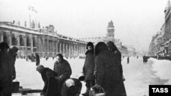Жители блокадного Ленинграда, 1941 год. 