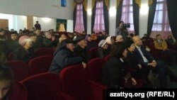 Ақжайық ауылында коронавирусқа байланысты карантиндік блоктың ашылуы мәселесі талқыланған кездесуге қатысып отырған тұрғындар. Батыс Қазақстан облысы, 11 наурыз 2020 жыл.