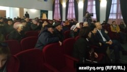 Участники встречи с представителями властей Западно-Казахстанской области относительно открытия карантинного блока в инфекционной больнице села Акжайык. Западно-Казахстанская область, 11 марта 2020 года.