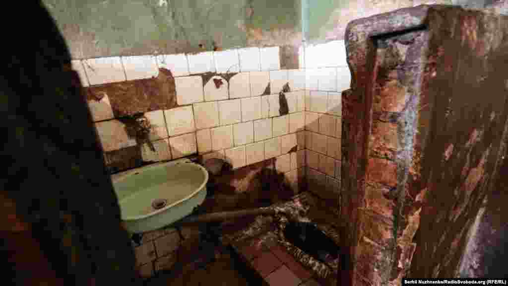 The plumbing in the prison was installed in the 1960s, and has not been renovated since. There are frequent breakdowns in the water and sewage systems. 