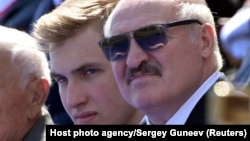 Мікалай і Аляксандар Лукашэнкі на парадзе ў Маскве, 24 чэрвеня 2020 