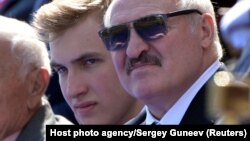 Александр Лукашенко и его сын Николай