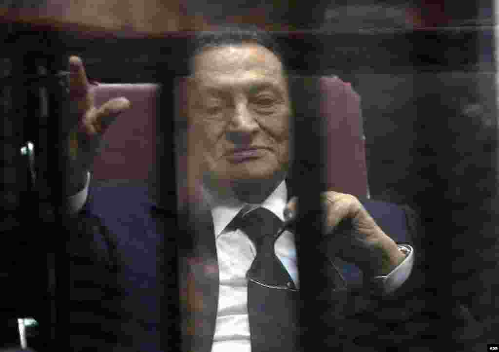 В 2005 году президент Египта&nbsp;Хосни Мубарак набрал на первых в истории страны альтернативных выборах 88,6% голосов, заняв пост главы государства в шестой раз. Спустя всего 6 лет, в феврале 2011-го, Мубарак сложил с себя полномочия после народных волнений, был предан суду и приговорен к пожизненному заключению по обвинениям в хищениях, коррупции и причастности к гибели участников мирных демонстраций. В 2014 году на повторном процессе обвинения были сняты, однако, это решение было отменено - новый суд над тяжело больным Мубараком начнется в ноябре этого года.