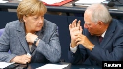 Angela Merkel və maliyyə naziri Wolfgang Schaeuble 