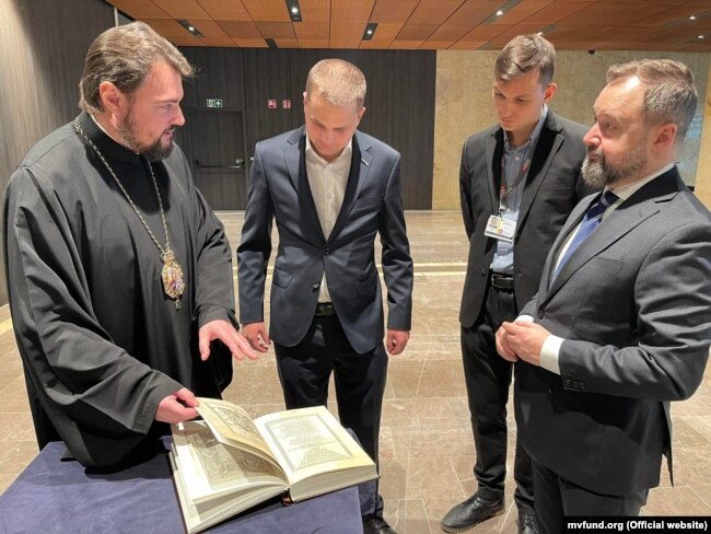 Митрополит ПЦУ Александр (Драбинко) (на фото слева) во время посещения Национальной библиотеки Польши, которой он передал экземпляры факсимильных изданий Пересопницкого и Мазепинского Евангелий. Варшава, 24 января 2022 года