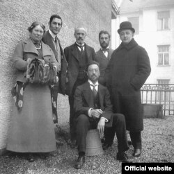 Maria și Franz Marc, Bernhard Koehler, Heinrich Campendonk, Thomas von Hartmann, și (așezat) Wassily Kandinsky pe terasă în locuința de pe Ainmillerstrasse 36, Munich, 1911 Foto: Gabriele Münter; Gabriele Münter- und Johannes Eichner-Stiftung