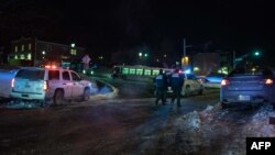 Полиция у здания мусульманского культурного центра в Квебеке, на которое было совершено вооруженное нападение, Канада, 29 января 2017 года.
