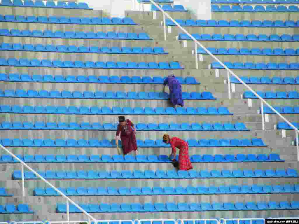 Stadionda bolmaly köpçülikleýin çäräniň öňýany aýallaryň bir topary arassaçylyk işlerini geçirýärler