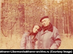 La plimbare prin pădure cu nepoata Marina. Gorki, 1983.