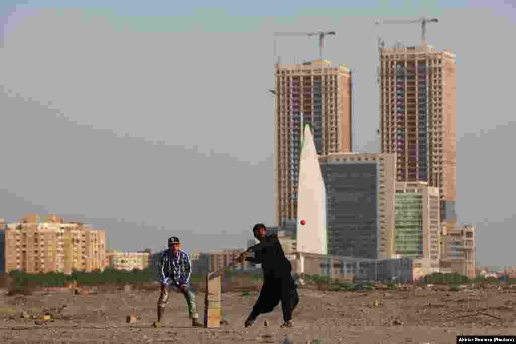 People play cricket in Karachi, Pakistan. (Reuters/Akhtar Soomro)