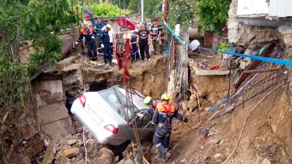 Кореиз: спасатели эвакуировали автомобиль с магистрального водовода (+фото)