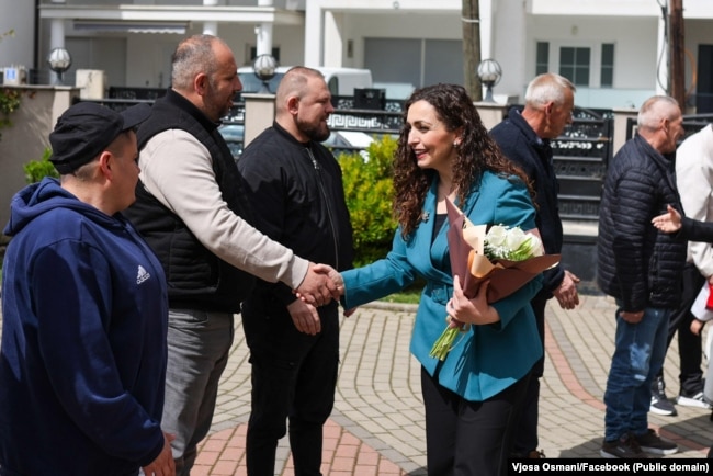 Ish-presidentja e Kosovës, Vjosa Osmani, gjatë një vizite në qytetin e Gjilanit.