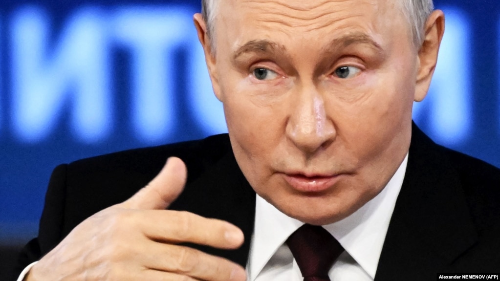 На фото: очільник Росії Володимир Путін. «У Росії можуть заборонити людям старшим за 60 років за замовчуванням отримувати дзвінки з–за кордону на стаціонарні телефони» – Forbes