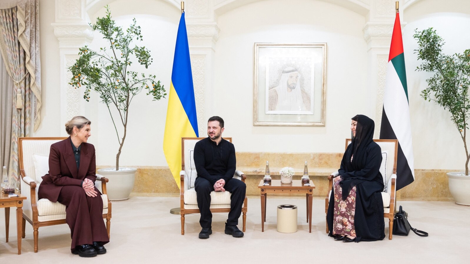 Președintele ucrainean, Volodimir Zelenski, și soția lui, Olena Zelenska, întâlnire cu minstra Emiratelor Arabe pentru Cooperare Internaționașă, Reem Al Hashimi - fotografie de pe contul de X al lui V. Zelenski.