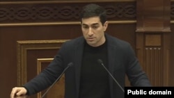 ՀՀ երկրորդ նախագահ Ռոբերտ Քոչարյանի որդին՝ «Հայաստան» ընդդիմադիր խմբակցության պատգամավոր Լևոն Քոչարյանը խորհրդարանում, արխի
