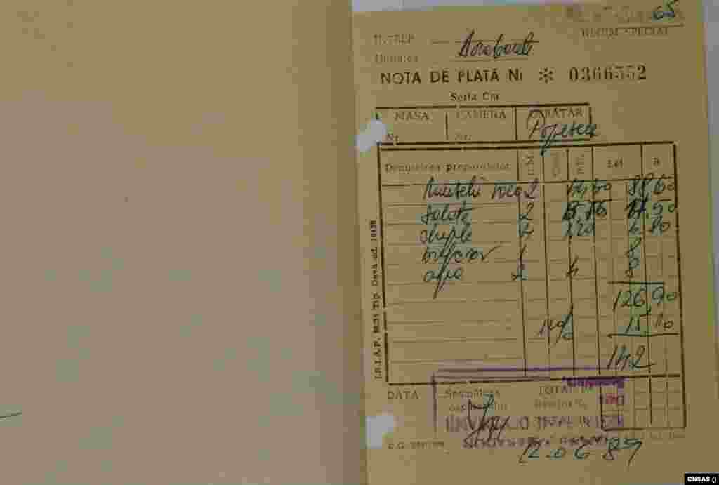 Decontul notei de plată pentru consumația făcută de doi ofițeri de Securitate la restaurantul hotelului Dorobanți din Iași: două porții de mușchi de vacă, două salate, patru chifle, un brifcor, două [sticle de] apă. Total: 142 de lei.Ofițerii de securitate disimulau că sunt clienți ai restaurantului, în timp ce instalau „șipca” – microfonul care intercepta convorbirile ambientale, care urmau să fie purtate în restaurantul hotelului de către participanții la Simpozionul Eminescu (măsuri IDEB - Interceptarea Discuţiilor prin Intermediul Emiţătorilor Alimentaţi la Baterie), scrie CNSAS.