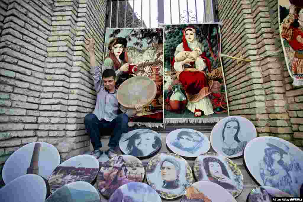 Ərbil bazarında qaval satan cavan satıcı. O, arada bir özü də qaval çalıb oxuyur.